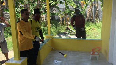 Photo of Tangkal Virus Corona, Alfian Semprotkan Cairan Disinfektan Ke Rumah Warga