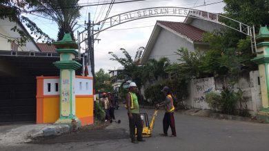 Photo of Banyak Lubang, Jalan Sersan Mesrul hanya Ditambal Sulam