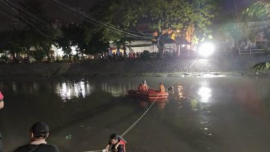 Photo of Tenggelam di Kali Peneleh Surabaya, Satu Meninggal Satunya masih Dicari