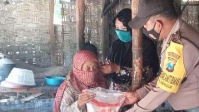 Photo of Bantu Terdampak Covid-19, Polisi Bagikan Sembako Ke Warga