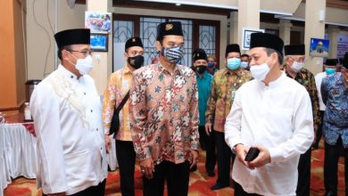 Photo of Wagub Kaltim Serahkan Bantuan Beasiswa Mahasiswa di Mesir