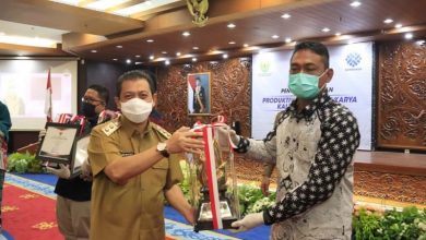 Photo of Hadi Mulyadi Serahkan Anugerah Produktivitas Siddhakarya