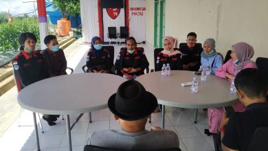 Photo of Mahasiswa UNM Baca Puisi di Depan Bupati Enrekang