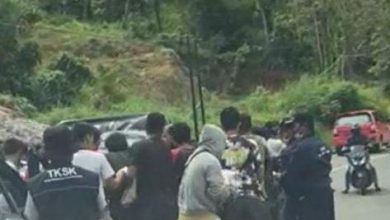 Photo of Korban Gempa Sulbar Acungkan Parang Truk Pengangkut Logistik