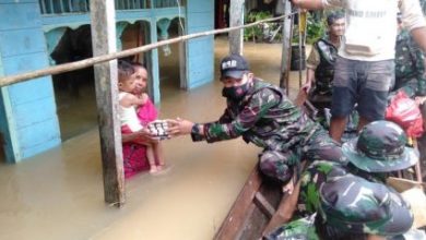 Photo of TNI Bantu Warga Korban Banjir di Perbatasan Entikong