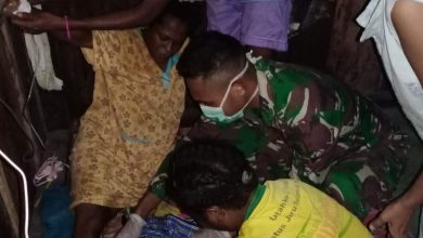 Photo of Anggota Kostrad Ini Bantu Persalinan Warga Perbatasan RI-PNG