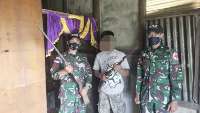 Photo of Satgas Yonif 642 Kapuas, kembali Terima 2 Pucuk Senjata dari Warga Perbatasan
