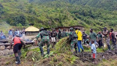 Photo of Satgas Yonif 756 Bersama Warga Gelar Bakar Batu untuk Pererat Silaturahmi