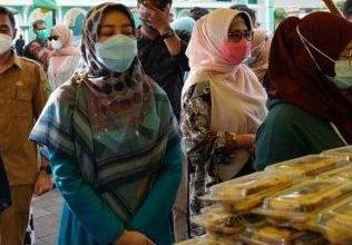 Photo of Bupati Juniarsih Imbau Pedagang dan Pembeli Pasar Ramadhan Patuhi Prokes
