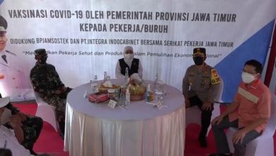 Photo of Kapolda dan Pangdam Brawijaya Dampingi Gubernur Jatim Pantau Serbuan Vaksinasi Berbasis Pekerja