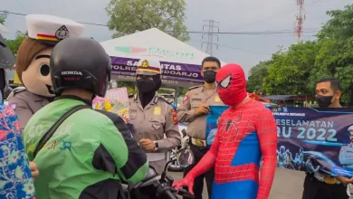 Photo of Spiderman Turun Jalan bagikan Masker