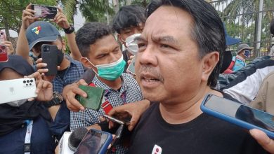 Photo of Ade Armando Dikeroyok Massa Aksi, Polisi: Dia Luka Parah