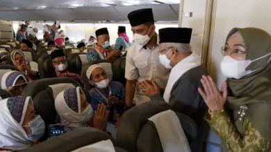 Photo of Wapres Lepas Jemaah Haji Kloter 1 Surabaya, Jamin Kesiapan Petugas Kesehatan