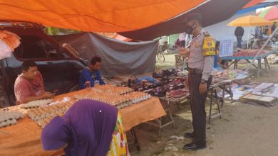 Photo of Bhabinkamtibmas Desa Gunung Mulya Jaga Kondusifitas Dengan Dialogis di Pasar