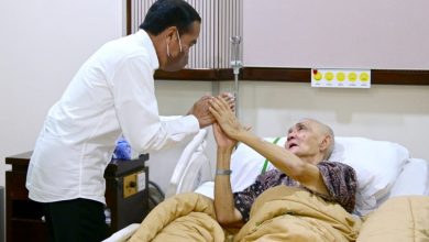 Photo of Try Sutrisno Dijenguk Presiden Jokowi di RSPAD