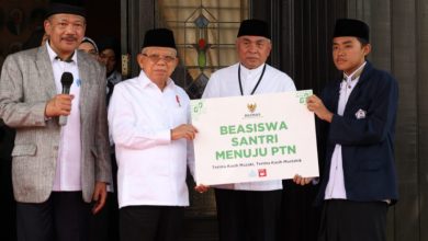 Photo of Wapres Serahkan Bantuan untuk Santri di Ponpes Nabil Husein