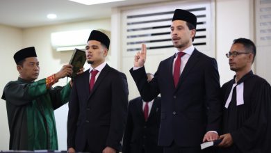 Photo of Thom Haye dan Ragnar Oratmangoen resmi jadi Warga Negara Indonesia