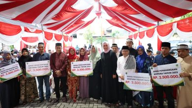 Photo of Pj Bupati Berikan Bingkisan dan Penghargaan dalam Buka Bersama