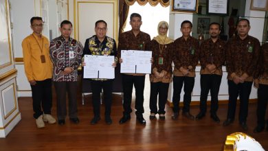 Photo of Pj Bupati Serahkan Tanah Hibah untuk Perumahan Pegawai Pengadilan Negeri Kabupaten PPU