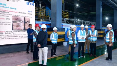 Photo of Di Kendal, Presiden Joko Widodo Resmikan Pabrik Bahan Anoda Baterai Litium