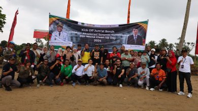 Photo of Peduli Lingkungan, Bupati Zainal Kick Off Jumat Bersih di Pantai Corong