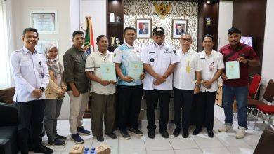 Photo of Pj Bupati Zainal Serahkan Sertifikat Tanah Warga Maridan di Kantor ATRBPN