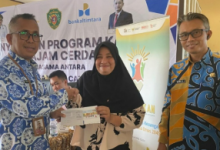 Photo of Jangkau Kawasan Pesisir, Penyerahan Perdana Kartu Penajam Cerdas Sasar Pantai Lango hingga Jenebora